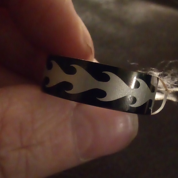 ❤️3/$10❤️ NWT Stainless Steel Black Ring Punk Style Flames Pattern Ring - Picture 1 of 4